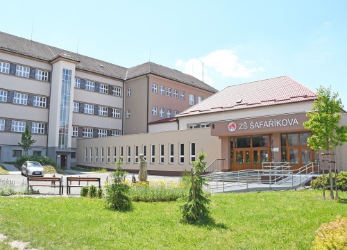 Máme moderní mateřské a základní školy